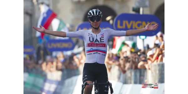 Pogačar wint drie opeenvolgende kampioenschappen, een glorieus moment voor het UAE-team